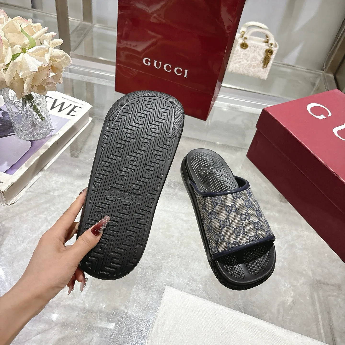 p400🐮🐮New summer men's slip-on slippers. Inspired by the summer spirit and beach clubs of the Italian coast, this piece is part of Gucci Lido. The Pre-Fall collection reinterprets the brand's signature elements and sophisticated patterns in a contemporary way. Made from black rubber, these flat sandals feature a slip-on design that reinterprets the brand's distinctive green and red web design. GG Classic Upper Men's Molded Rubber Footbed Gucci Logo Flat Made in Italy Size: Men's 40 to 47,